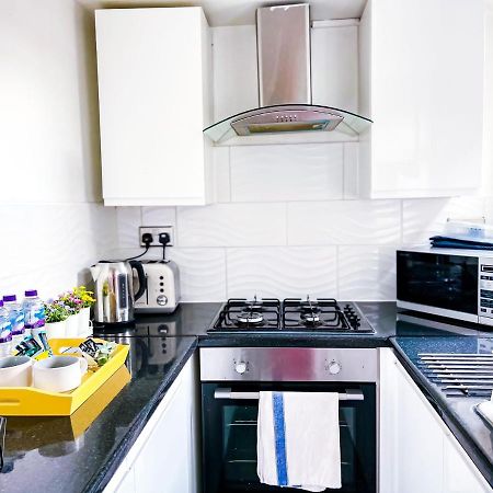 Beautiful 2 Bedroom House - Free Parking - Lt House Лестър Екстериор снимка