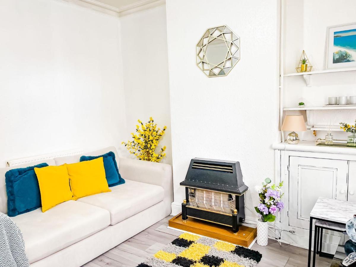 Beautiful 2 Bedroom House - Free Parking - Lt House Лестър Екстериор снимка