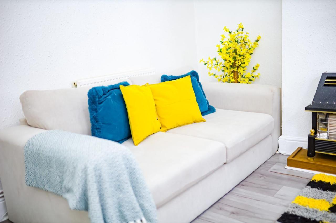 Beautiful 2 Bedroom House - Free Parking - Lt House Лестър Екстериор снимка