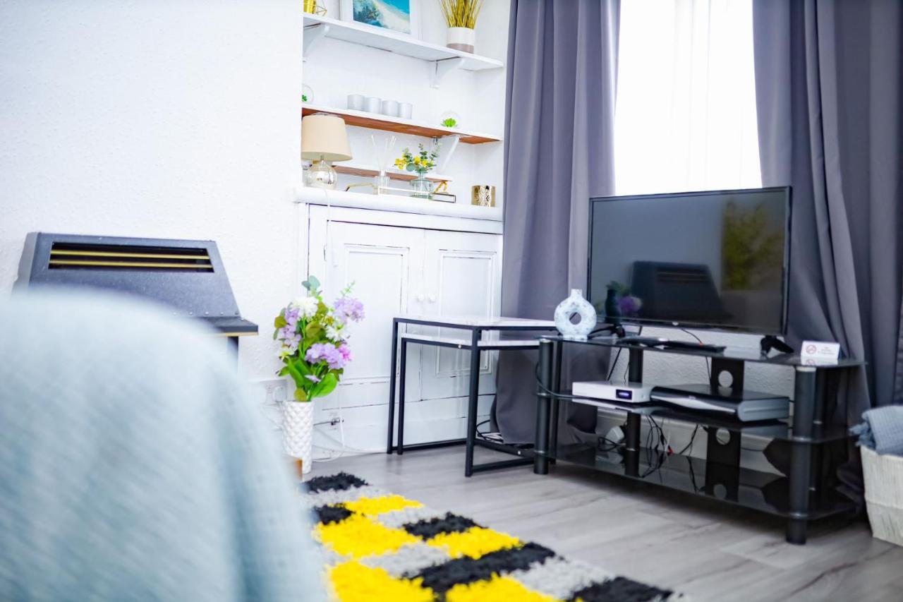 Beautiful 2 Bedroom House - Free Parking - Lt House Лестър Екстериор снимка