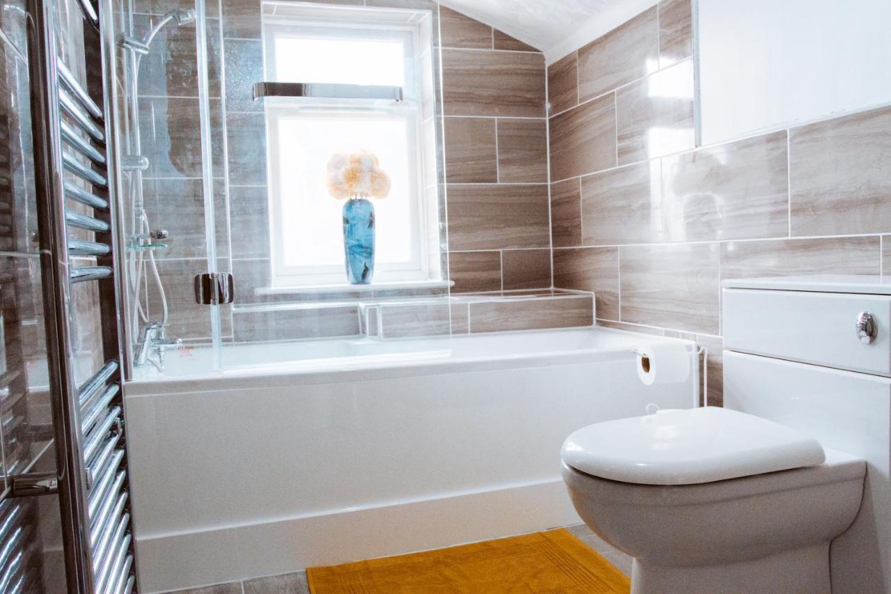 Beautiful 2 Bedroom House - Free Parking - Lt House Лестър Екстериор снимка