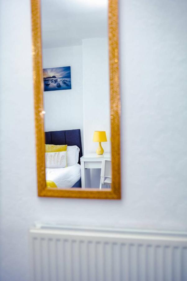 Beautiful 2 Bedroom House - Free Parking - Lt House Лестър Екстериор снимка