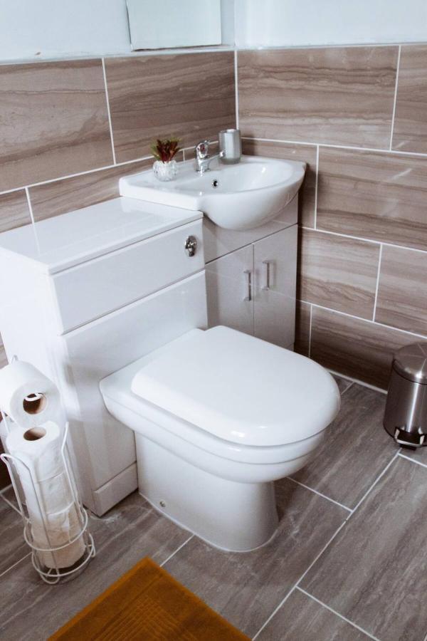 Beautiful 2 Bedroom House - Free Parking - Lt House Лестър Екстериор снимка