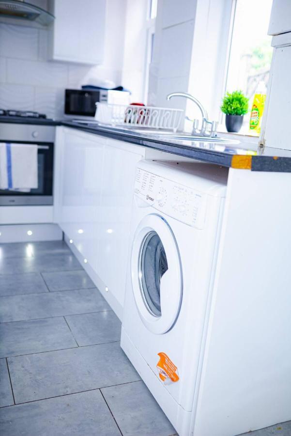 Beautiful 2 Bedroom House - Free Parking - Lt House Лестър Екстериор снимка