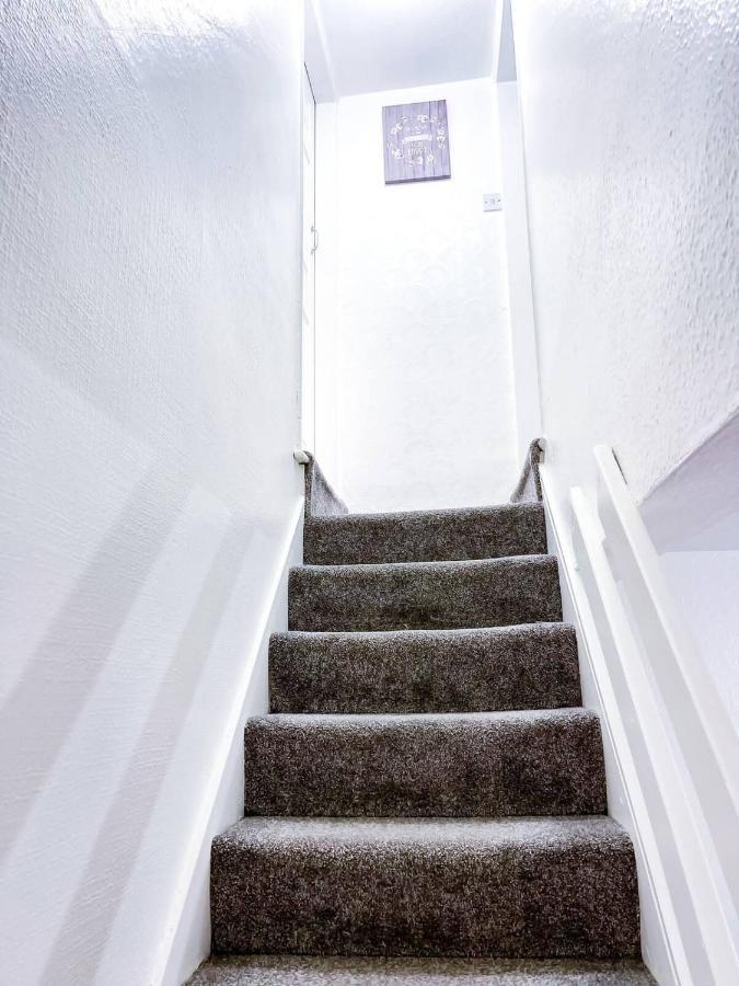 Beautiful 2 Bedroom House - Free Parking - Lt House Лестър Екстериор снимка